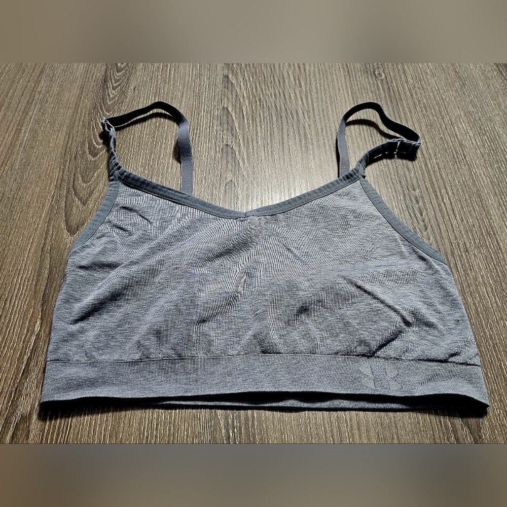Under Armour thin strap sports bra size medium in light gray